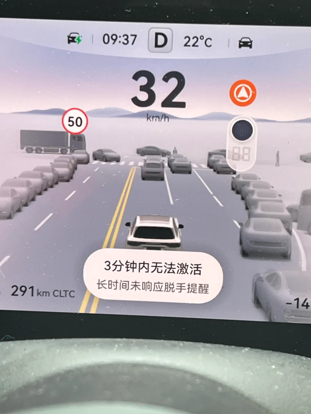 小艺会惩罚每一个双手不扶方向盘的人。