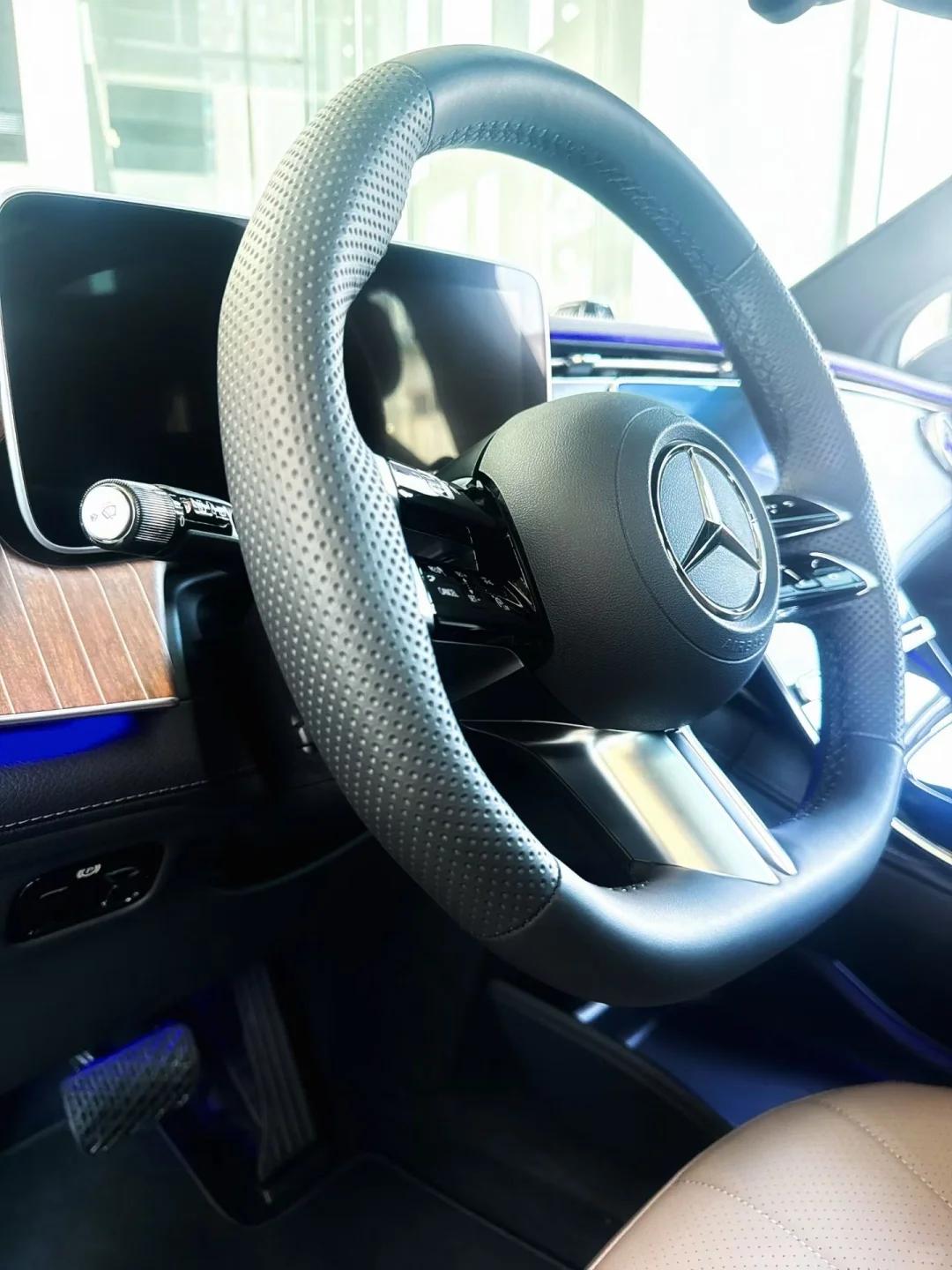 EQE纯电SUV 唤醒心中那片未被惊扰的风景