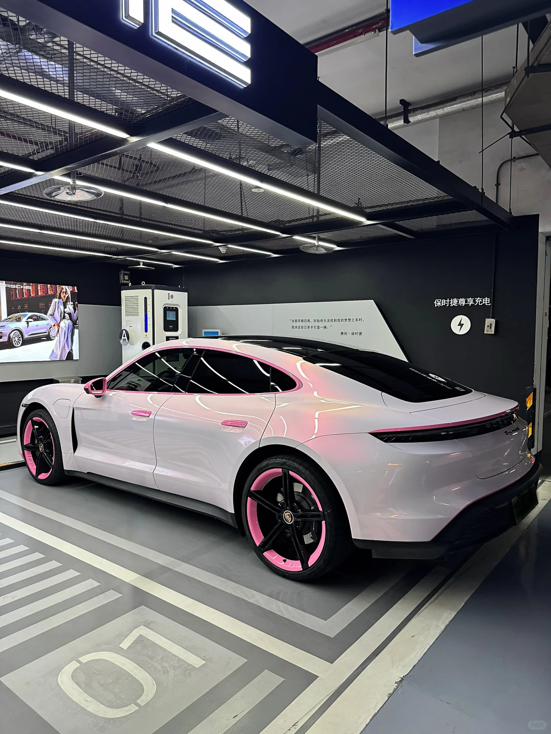 这配色的Taycan偷吃了多少草莓蛋糕啊🍰