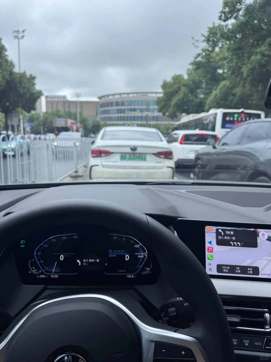 有在好好开我的小宝马！