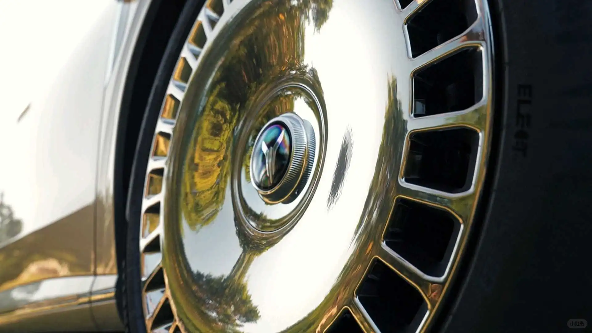 岚图新款旗舰大六座SUV泰山实拍图