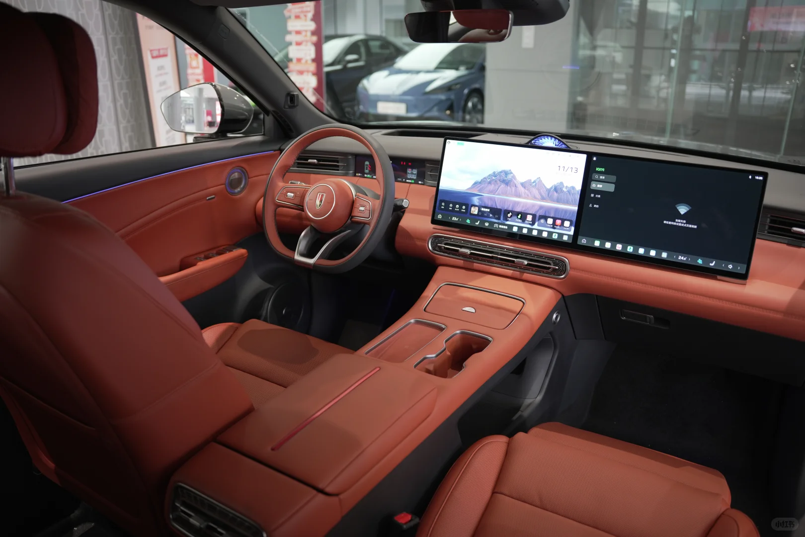 家用插混SUV闭眼冲款！红旗太懂中国家庭了