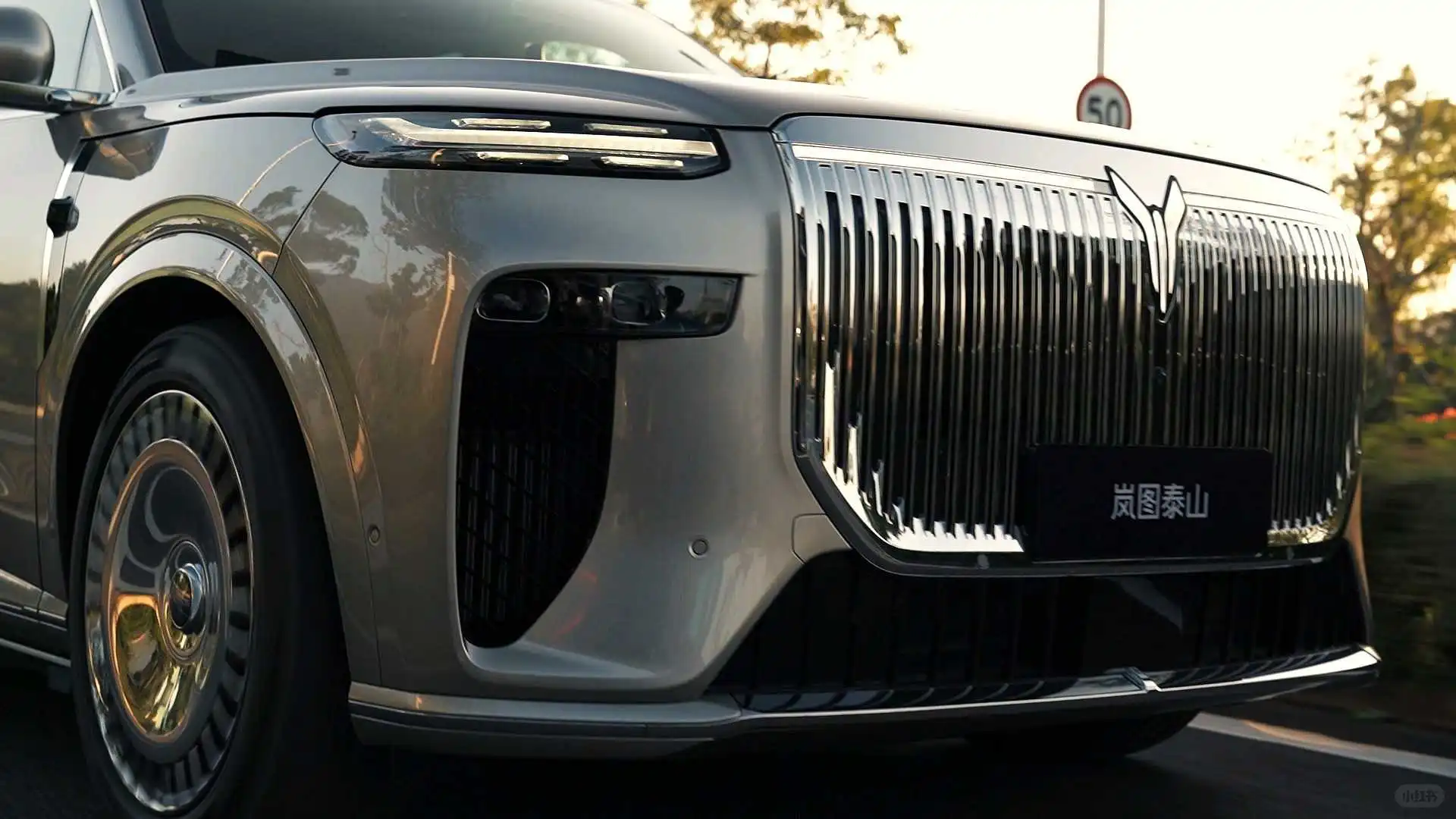 岚图新款旗舰大六座SUV泰山实拍图