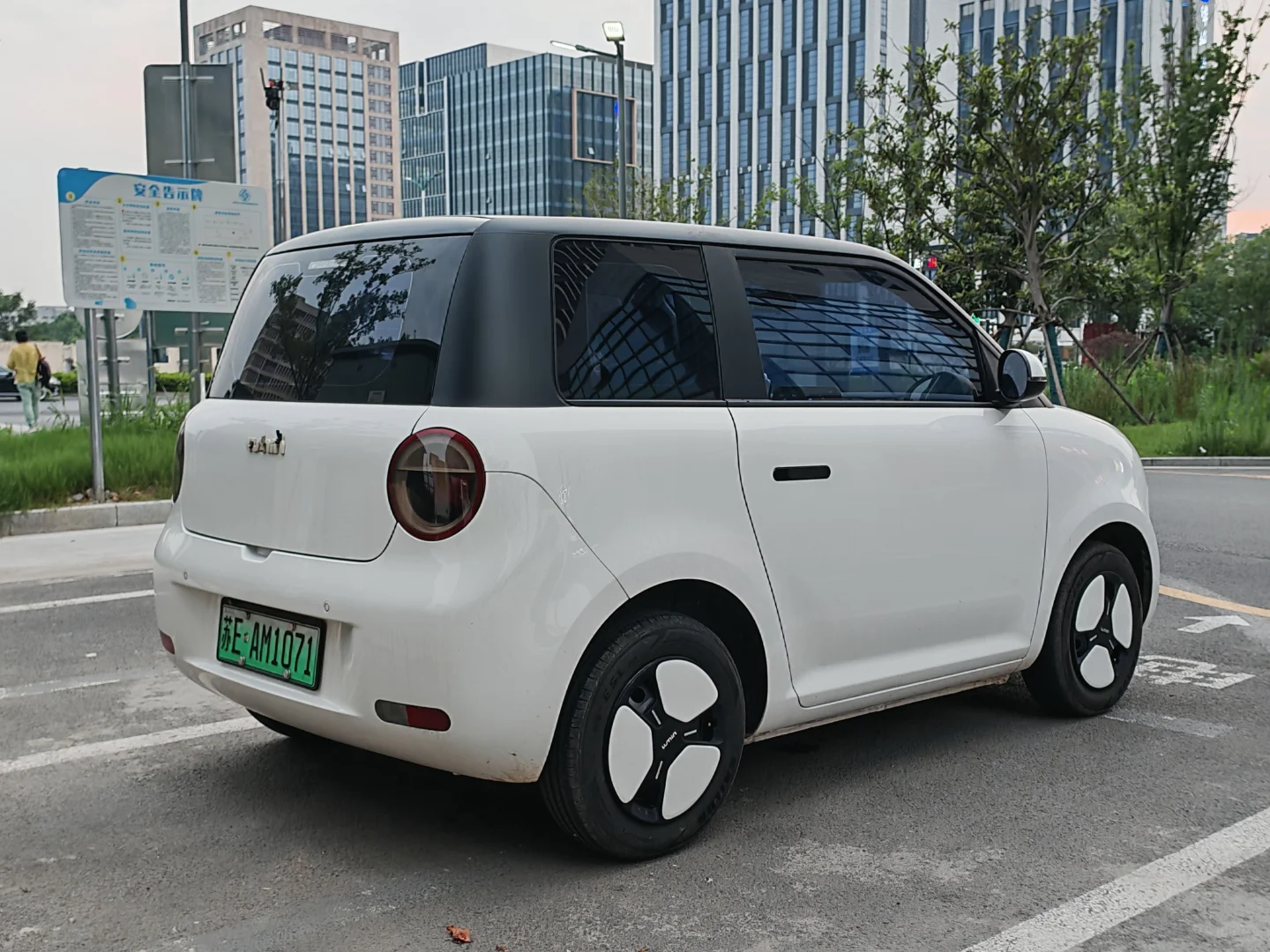 一万多的代步小电车Lumin长安糯玉米