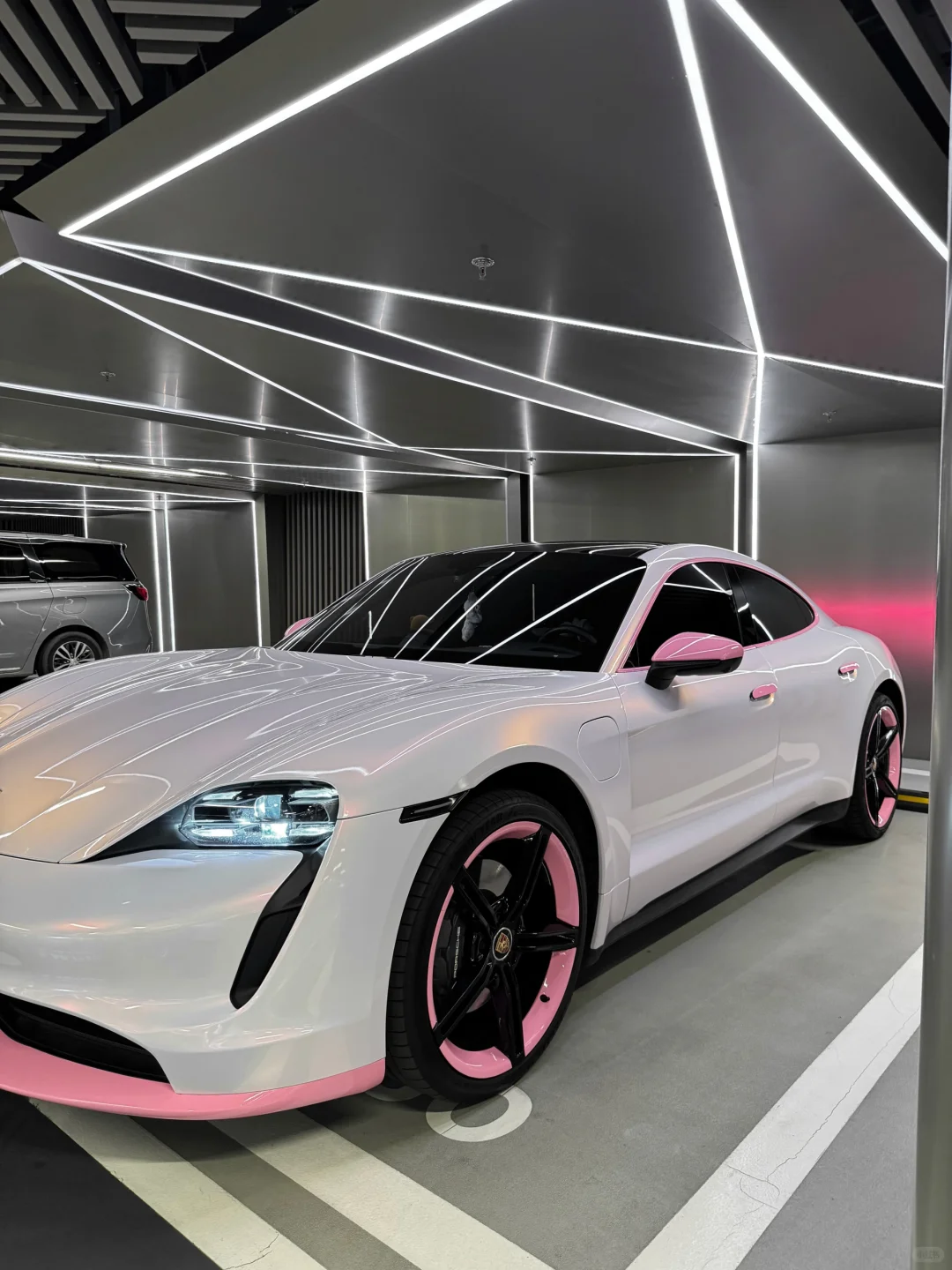 这配色的Taycan偷吃了多少草莓蛋糕啊🍰