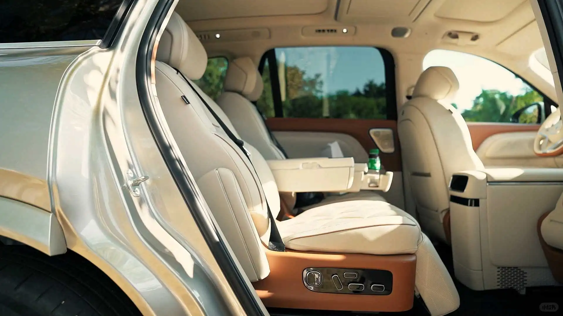 岚图新款旗舰大六座SUV泰山实拍图