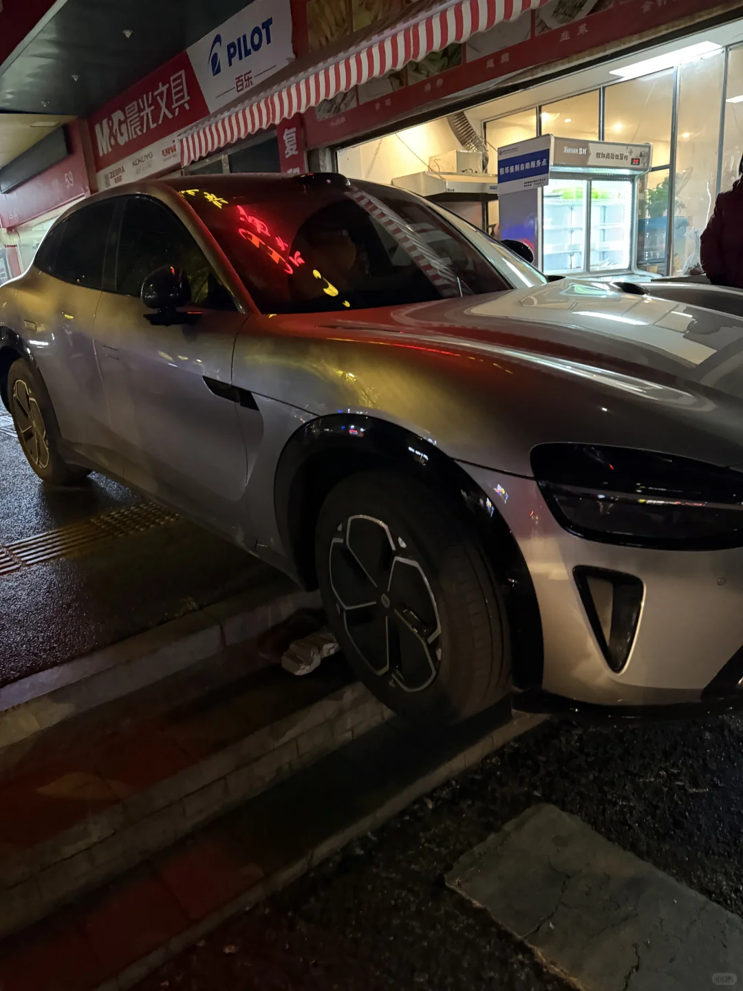 自动泊车别走神