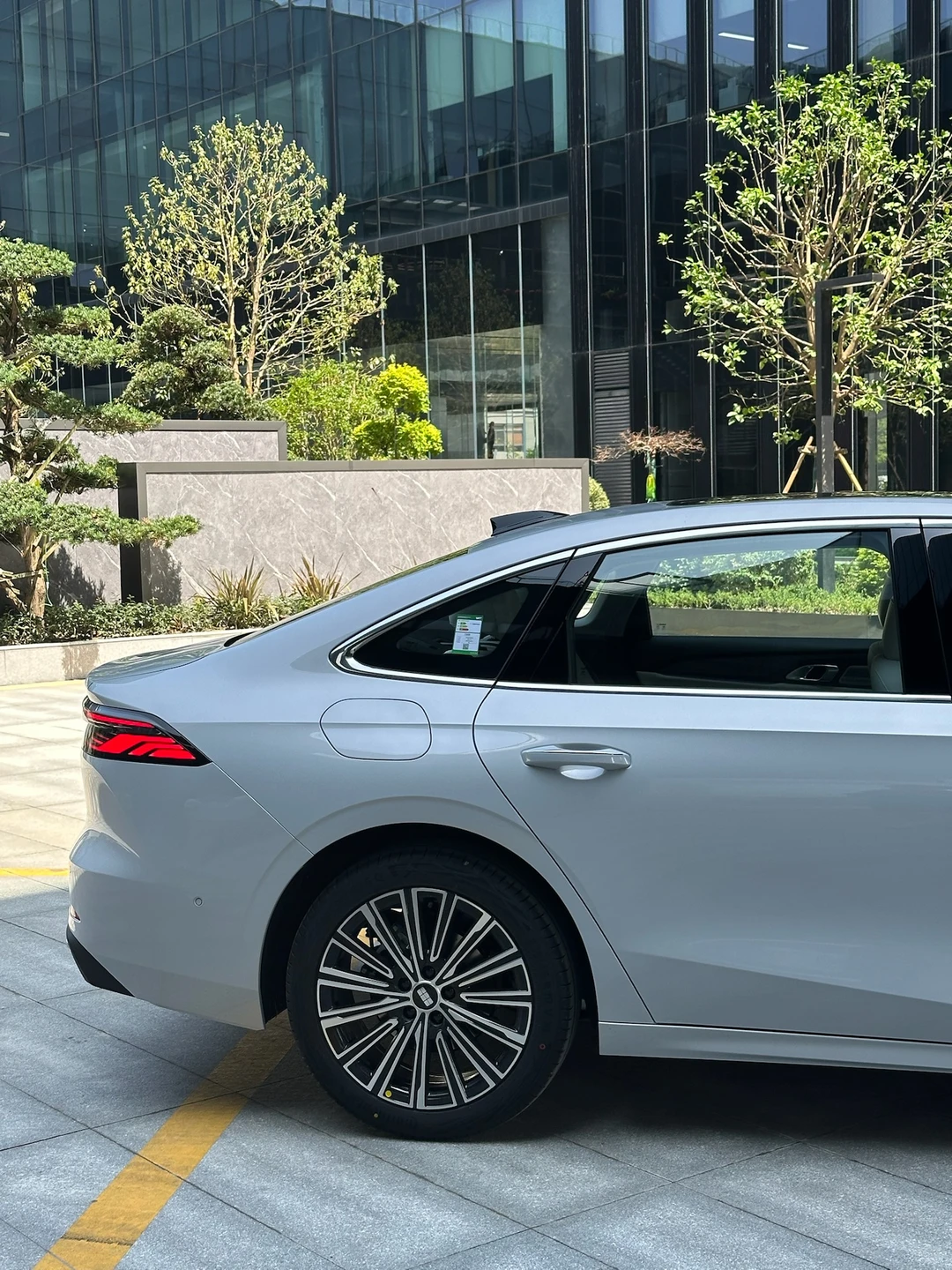 喔，终于看到银河A7实车了，猜猜价格