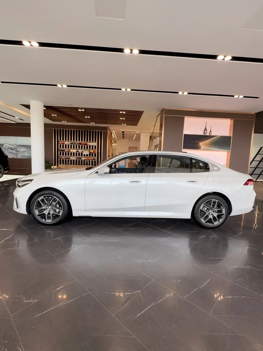 开起来很舒服的车，白月光宝马5系