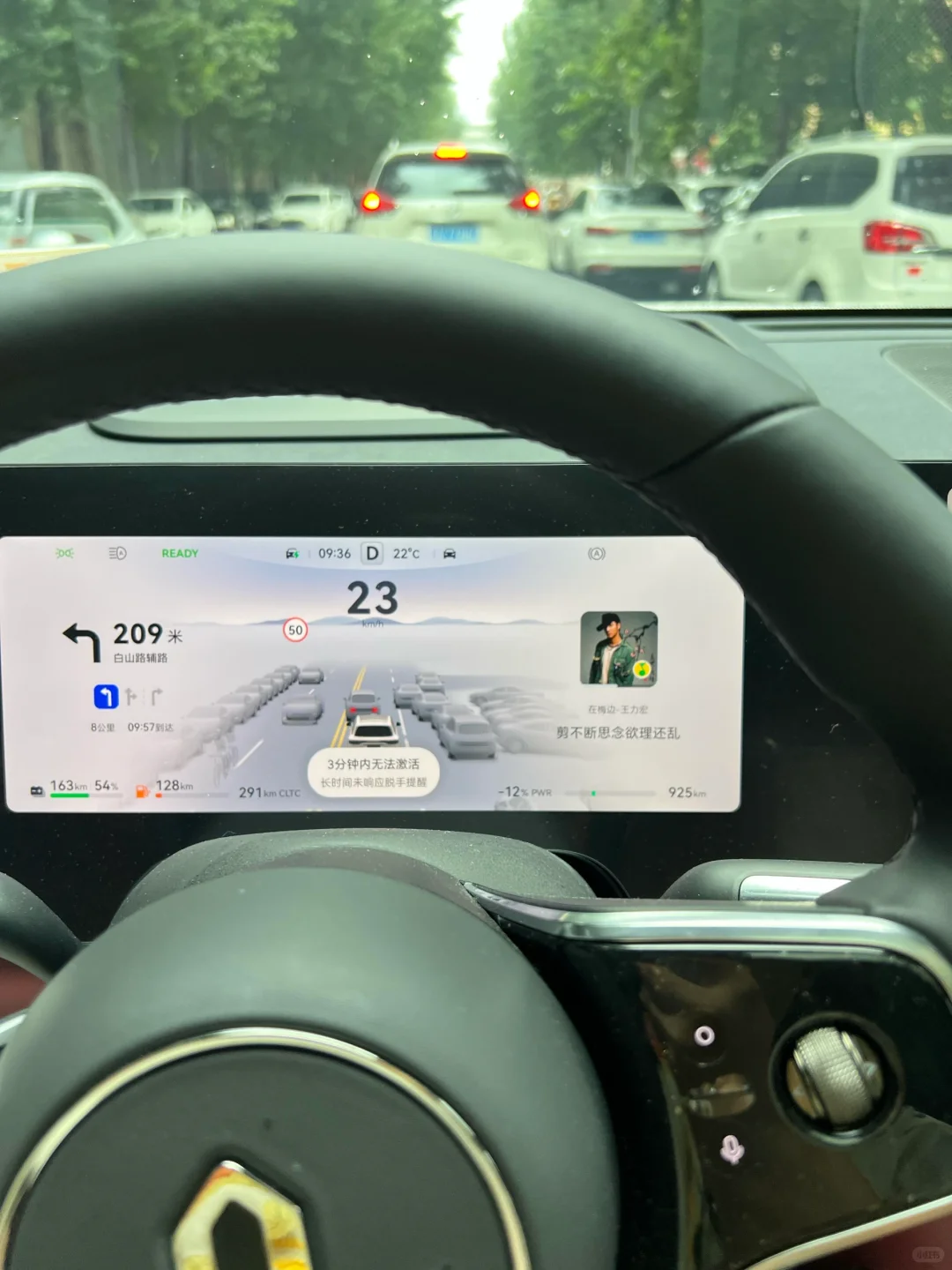 小艺会惩罚每一个双手不扶方向盘的人。