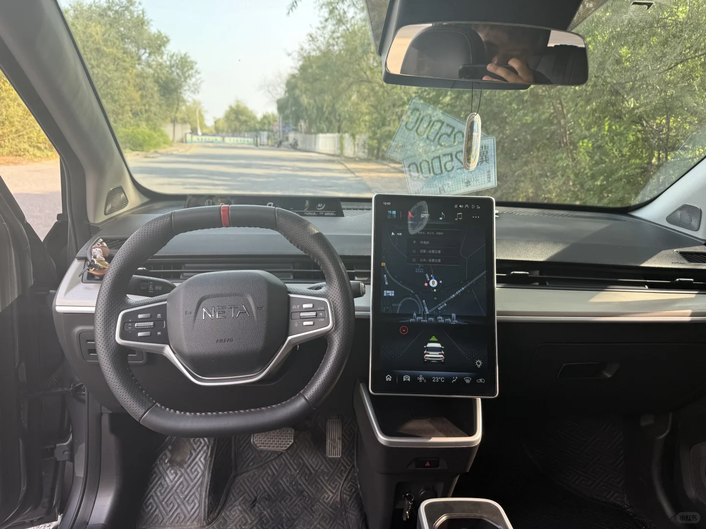 22年带辅助驾驶哪吒v400