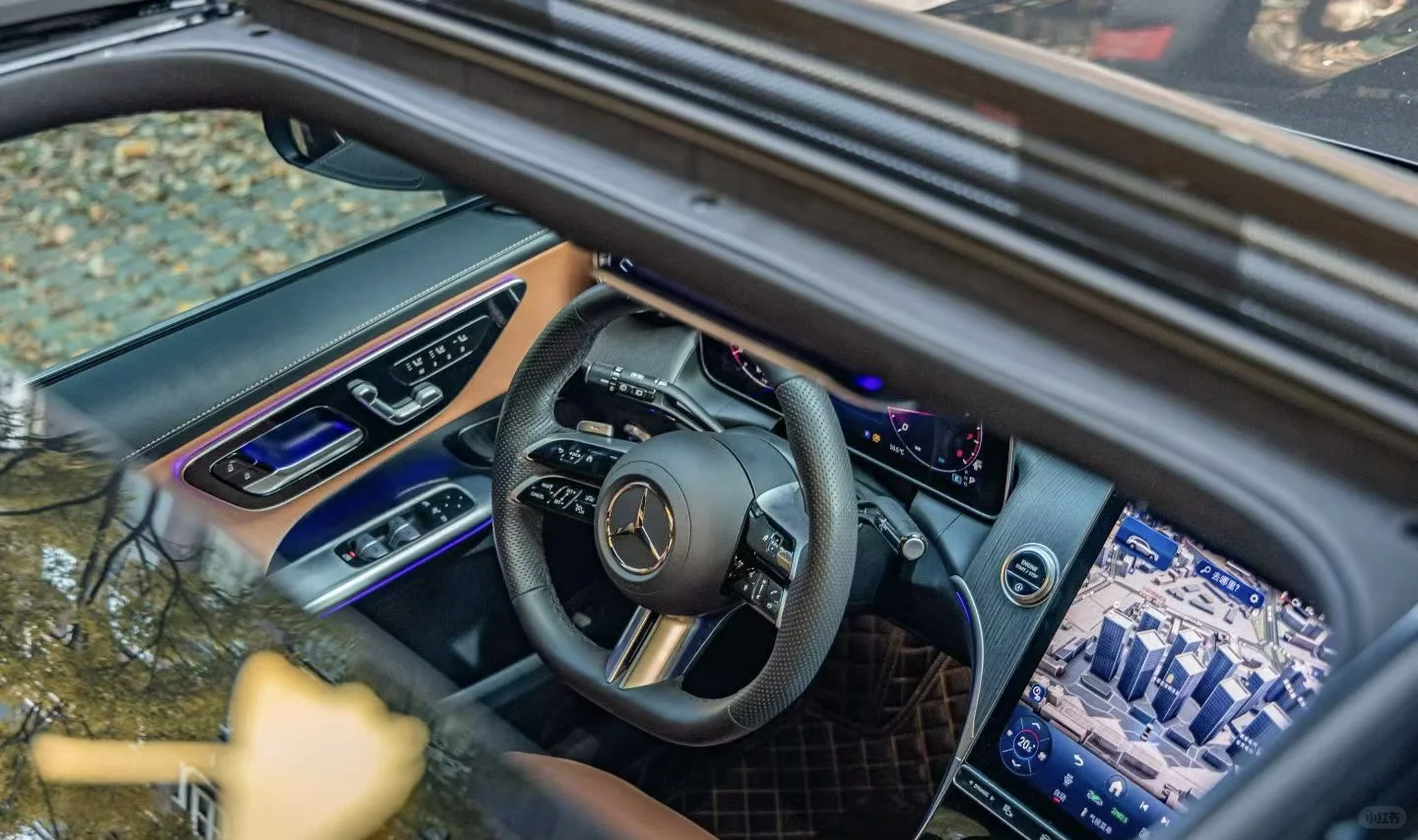 银杏鎏金满巷，长轴距GLC SUV 泊在秋光里