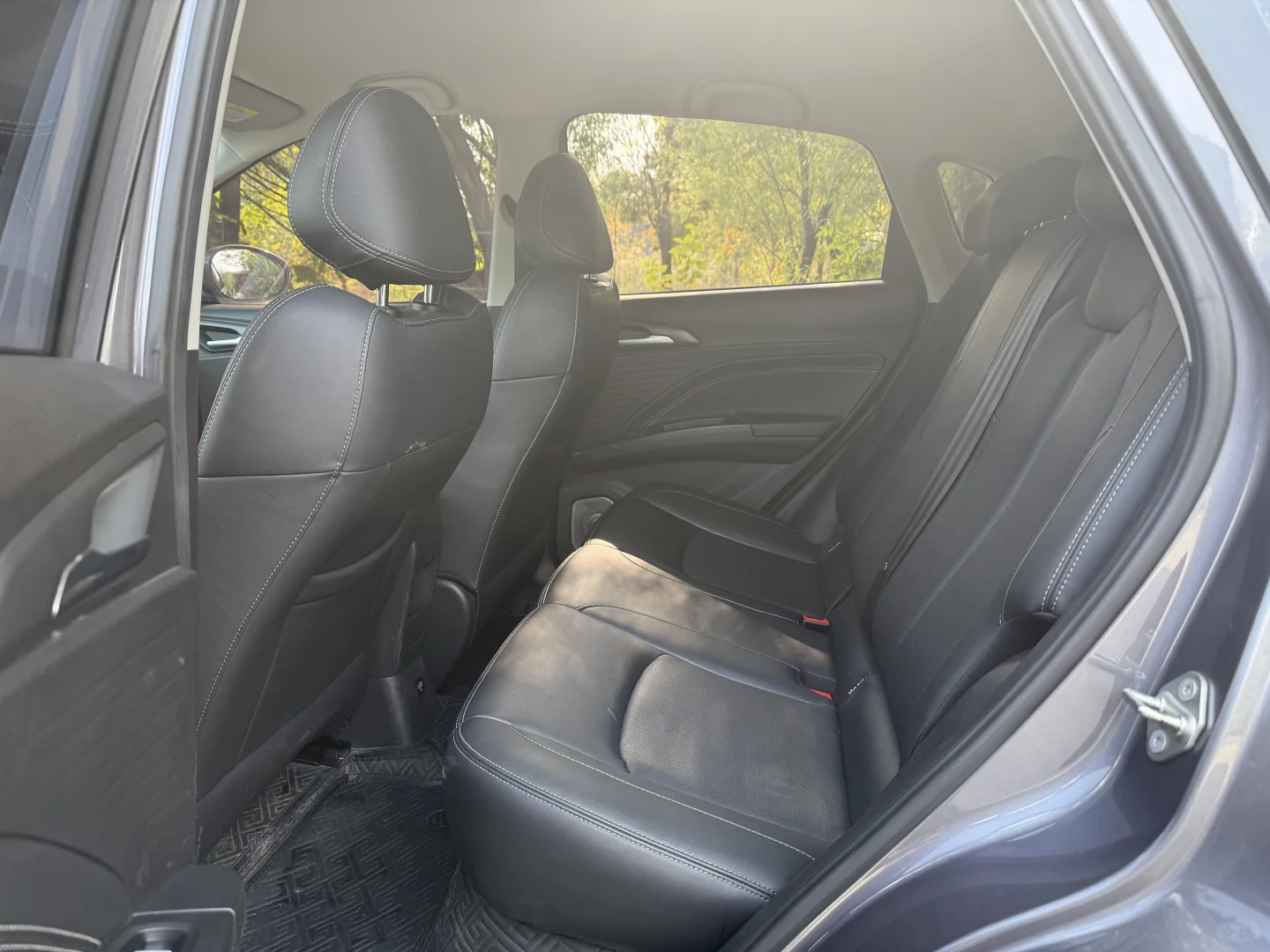 22年带辅助驾驶哪吒v400