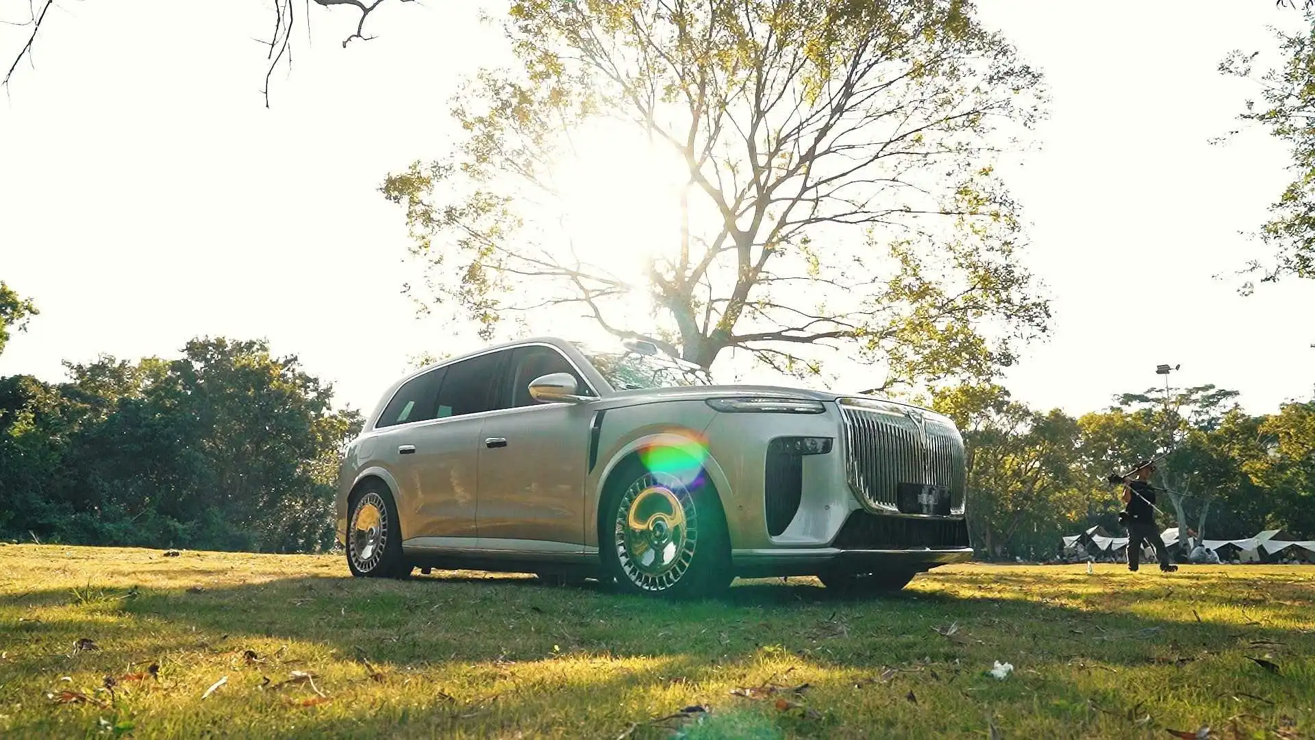 岚图新款旗舰大六座SUV泰山实拍图