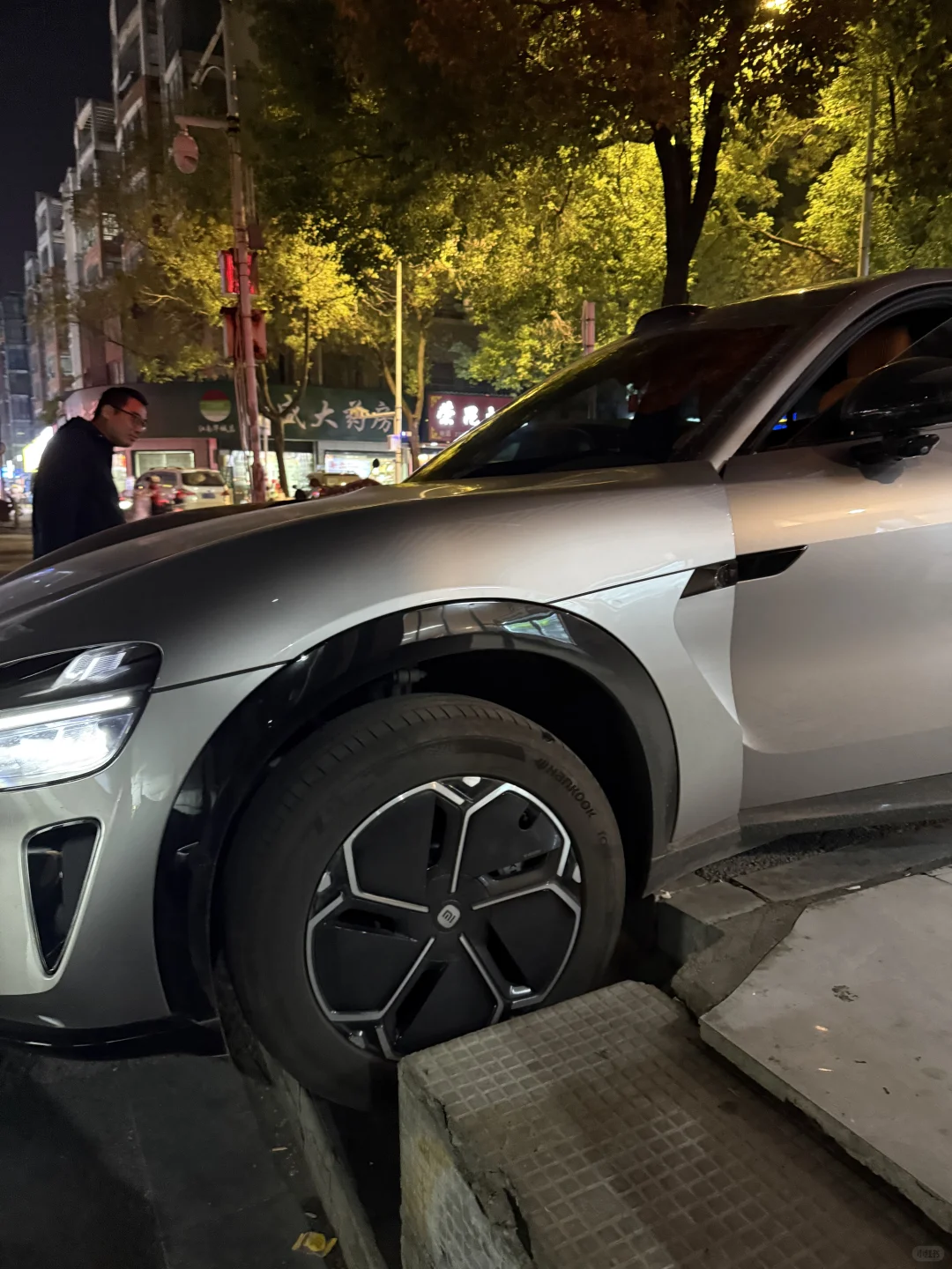 自动泊车别走神