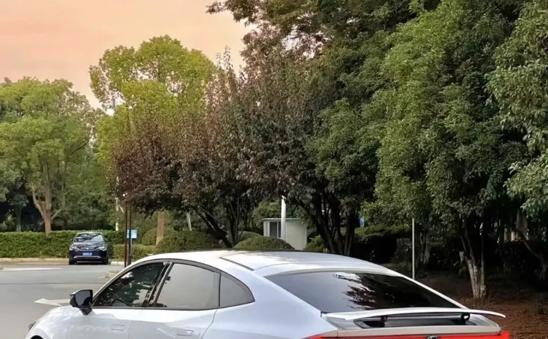 开上长安UNIV，秒变秋名山车神！