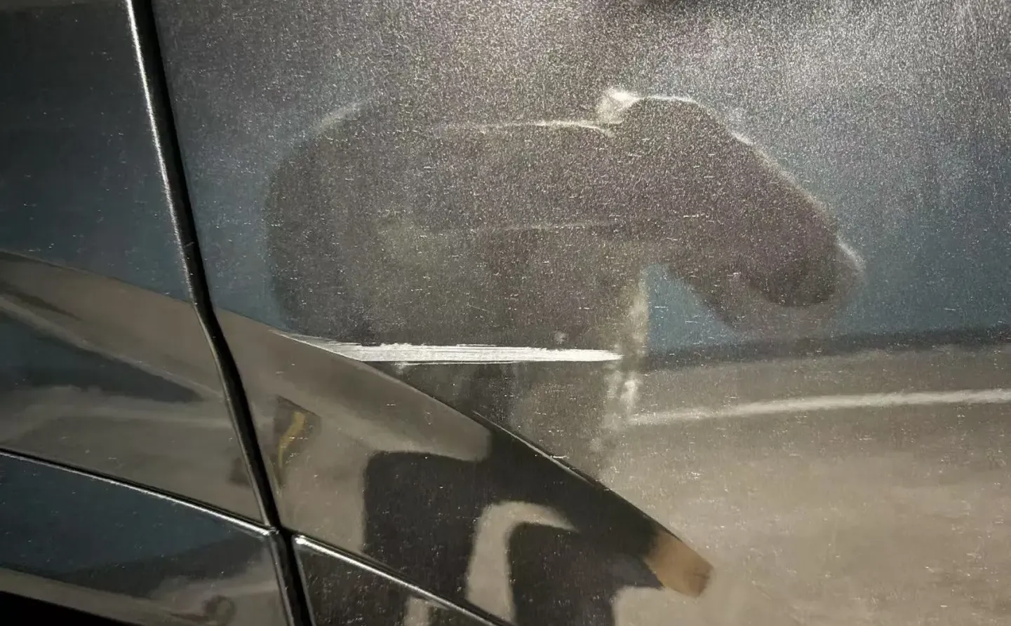 阿维塔07右后车门被路边电动车把手剐蹭