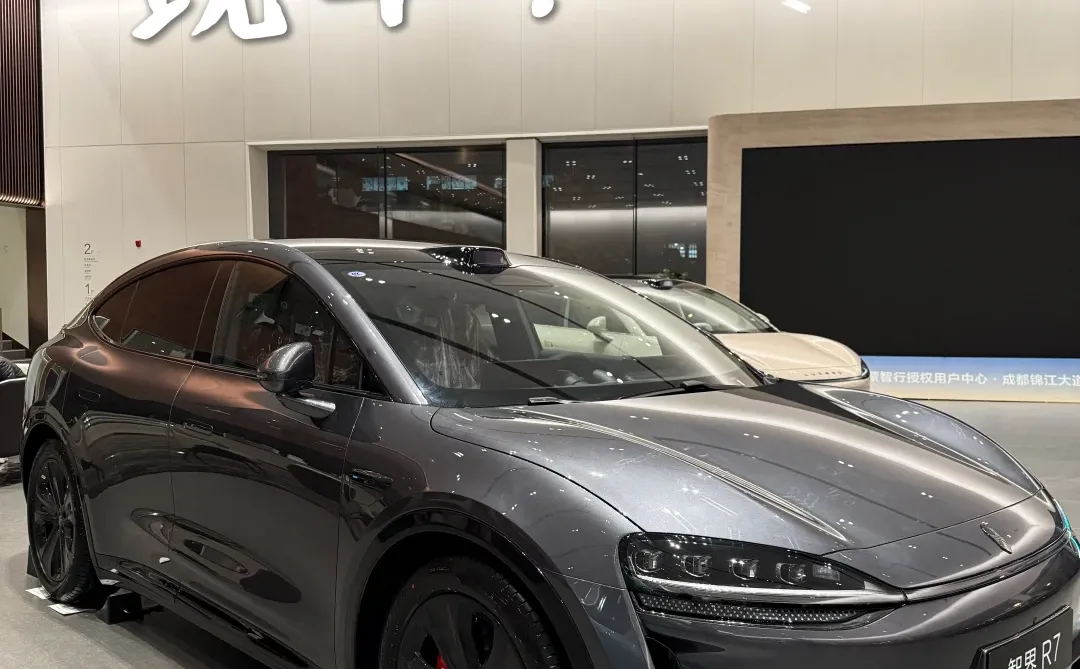 智界R7深空灰，有被帅到！喜欢的老板来～