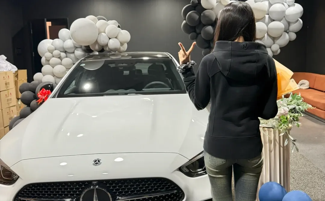 承蒙爸妈厚爱 21岁喜提新车