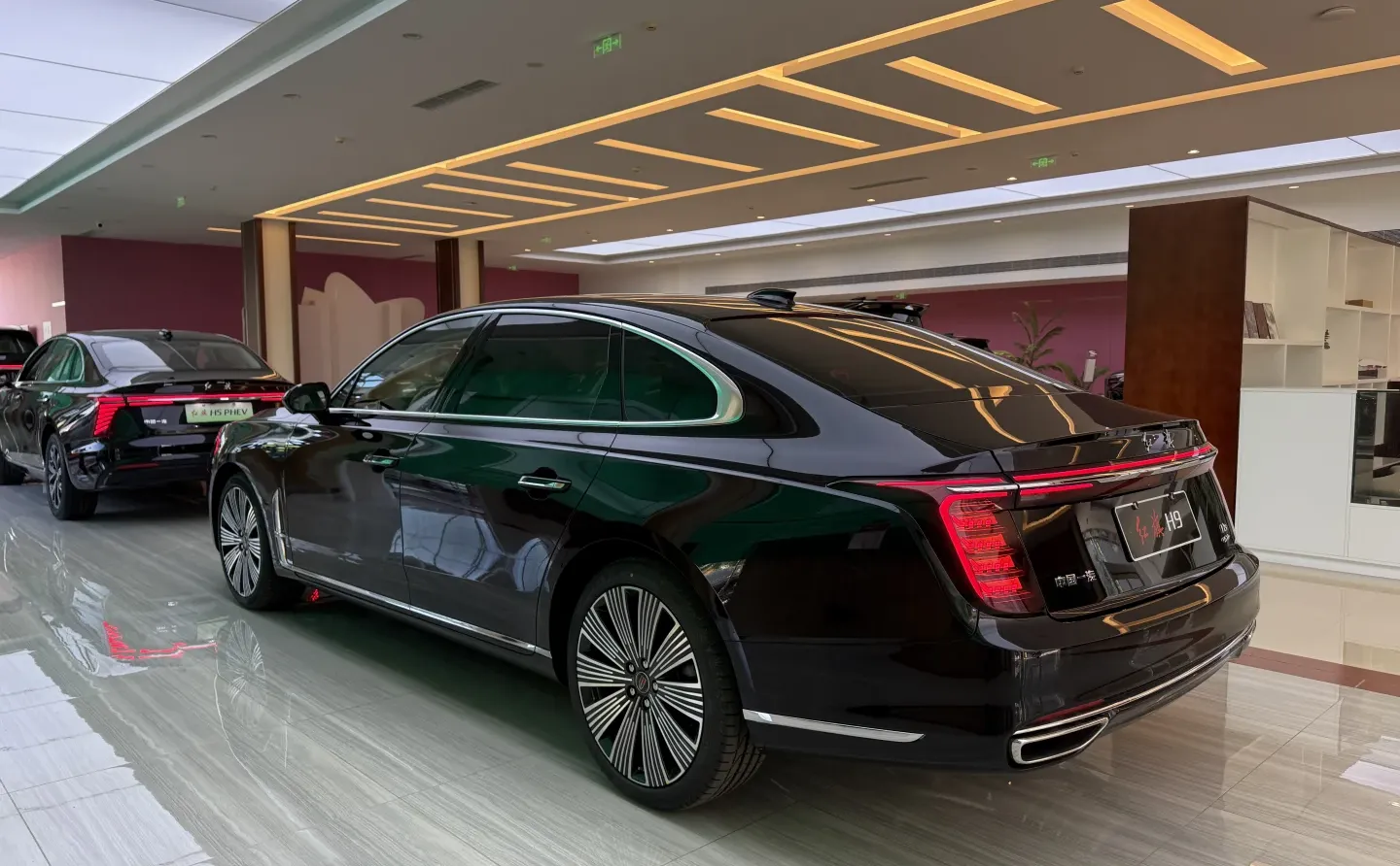 刚进店就被这车惊艳了！🤔红旗H9/25款