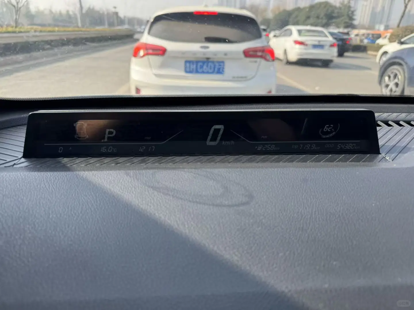 23年8月哪吒V400、想听听报价是多少？