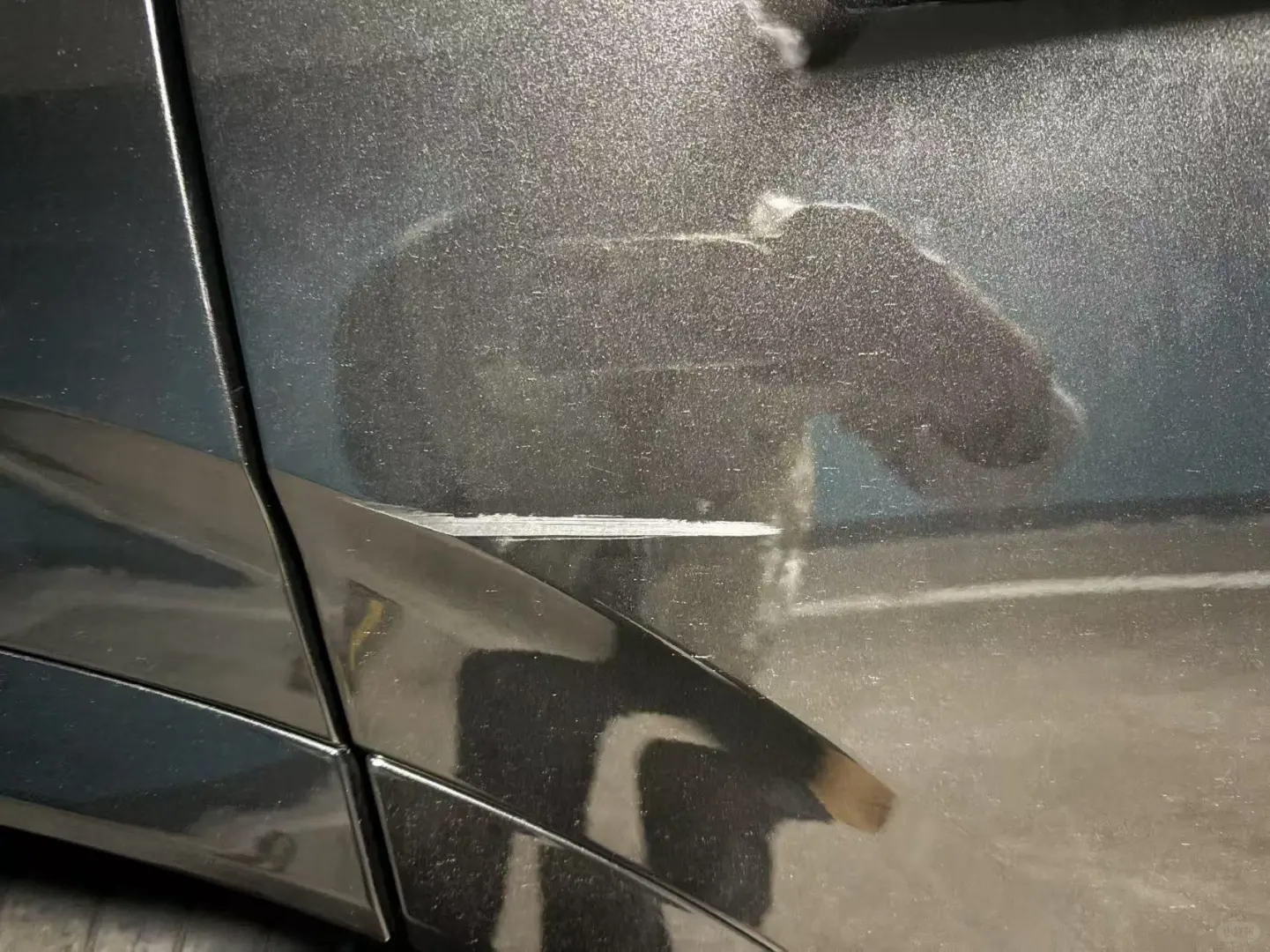 阿维塔07右后车门被路边电动车把手剐蹭