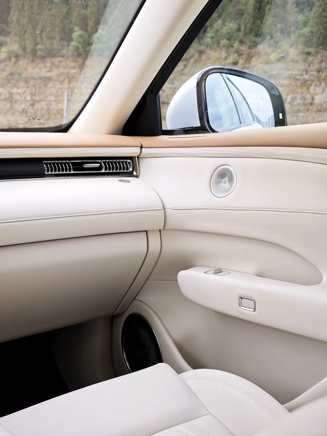 25万级华为智驾SUV天花板！岚图FREE+