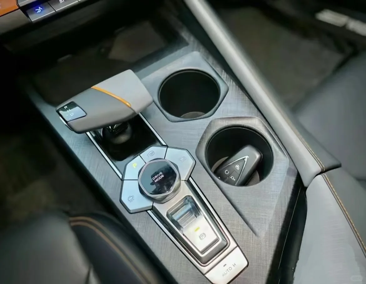 开上长安UNIV，秒变秋名山车神！