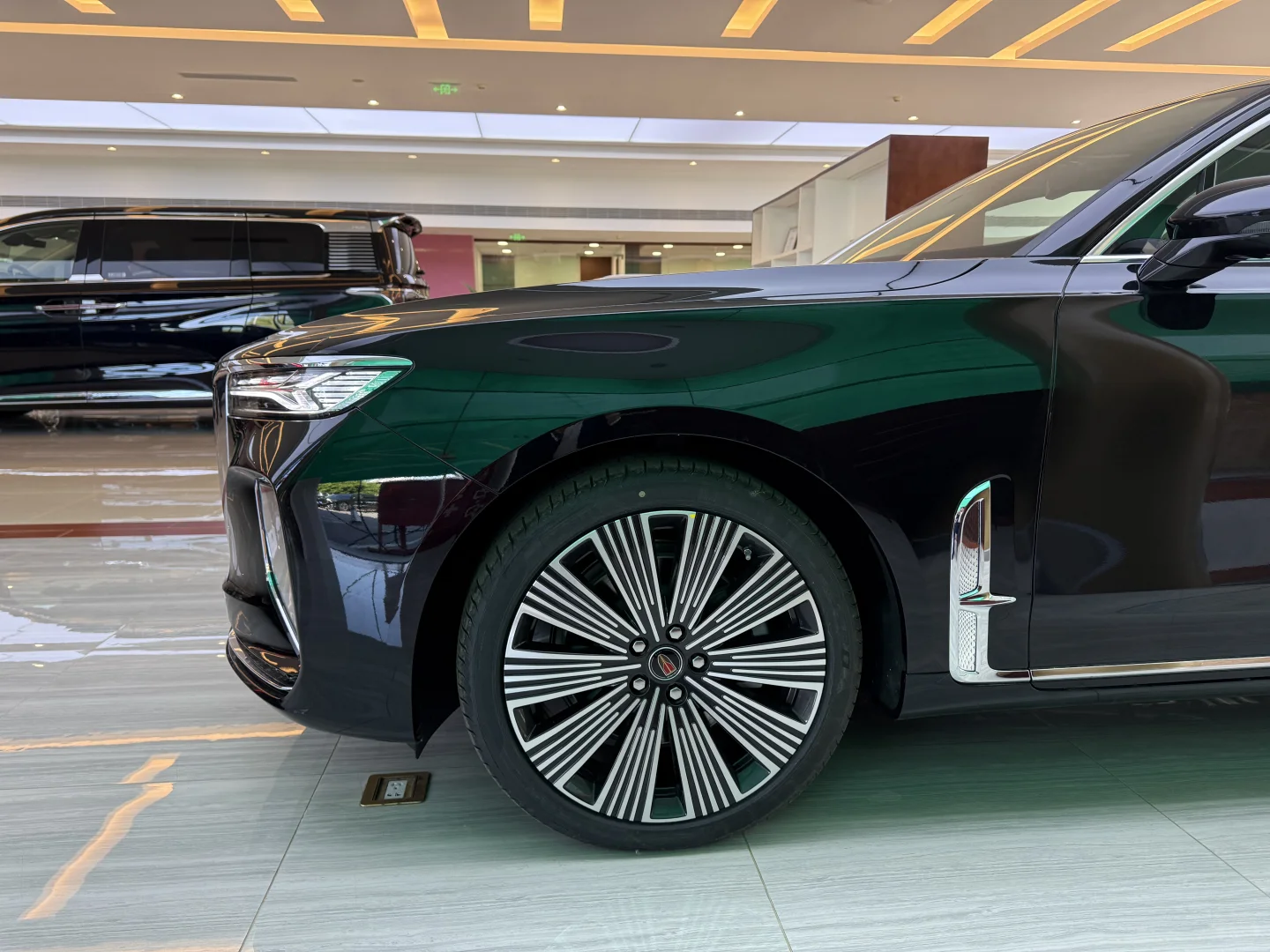 刚进店就被这车惊艳了！🤔红旗H9/25款