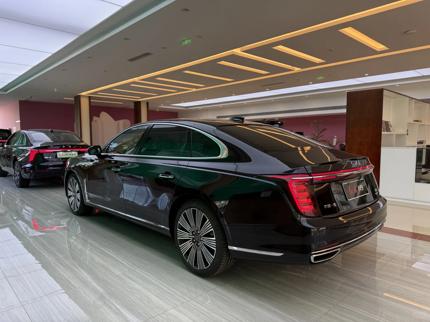 刚进店就被这车惊艳了！🤔红旗H9/25款