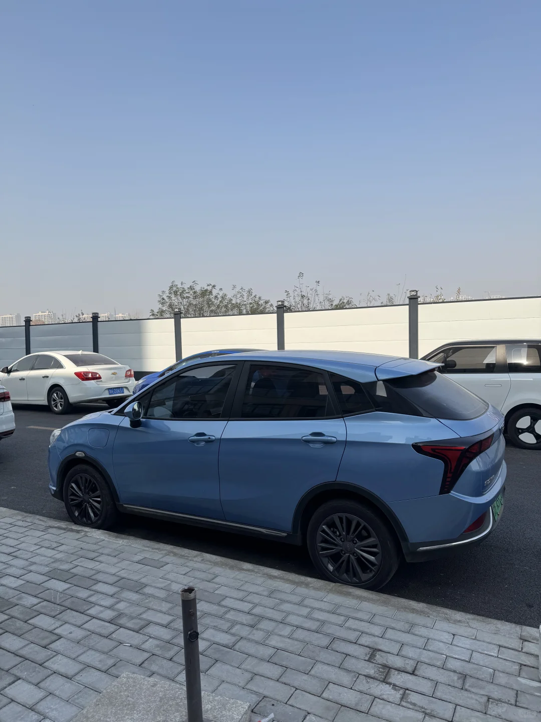 23年8月哪吒V400、想听听报价是多少？