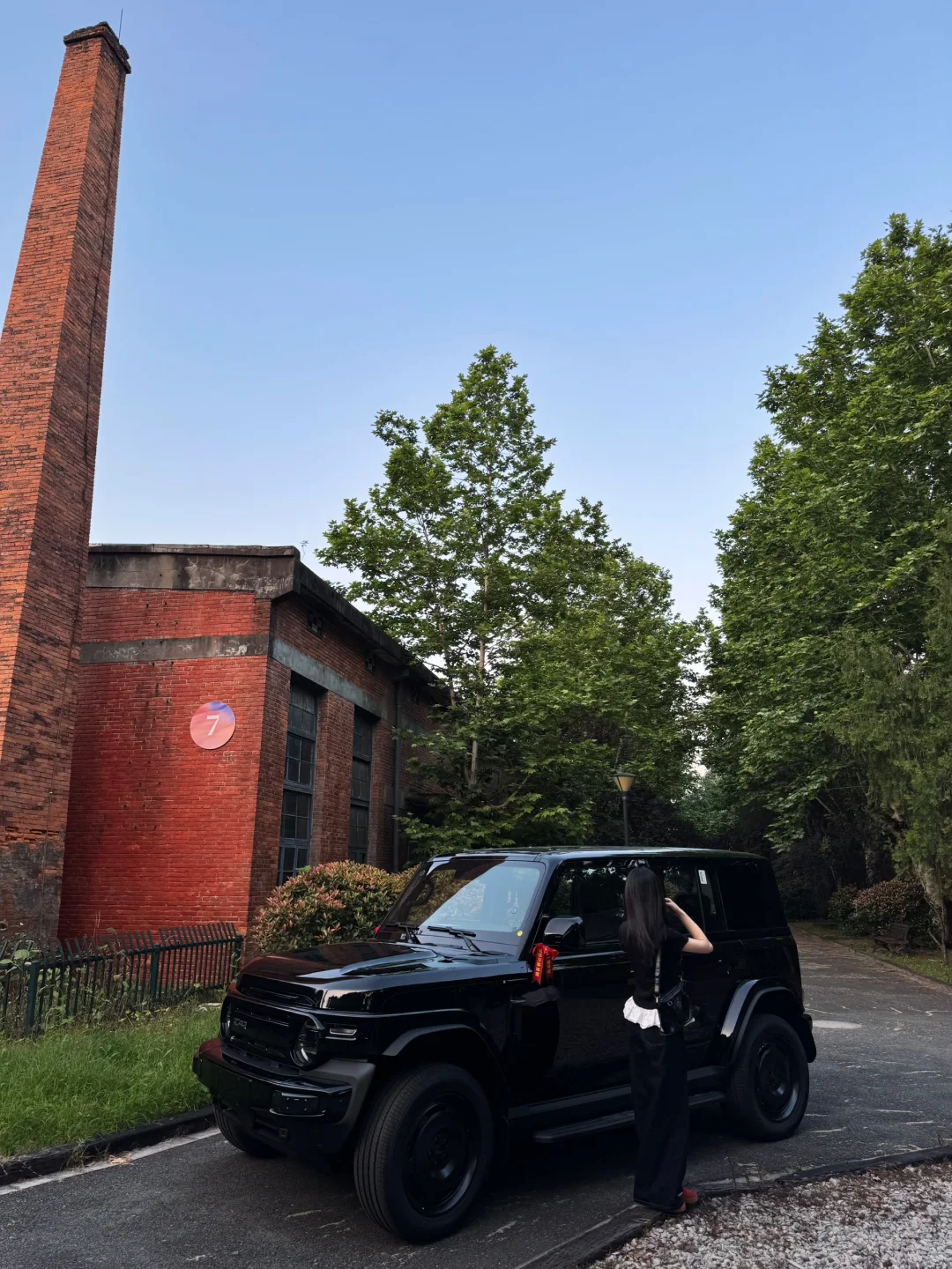 当一个长相甜美的女生提了一辆很酷的车