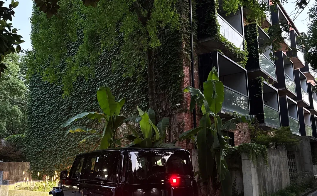 当一个长相甜美的女生提了一辆很酷的车