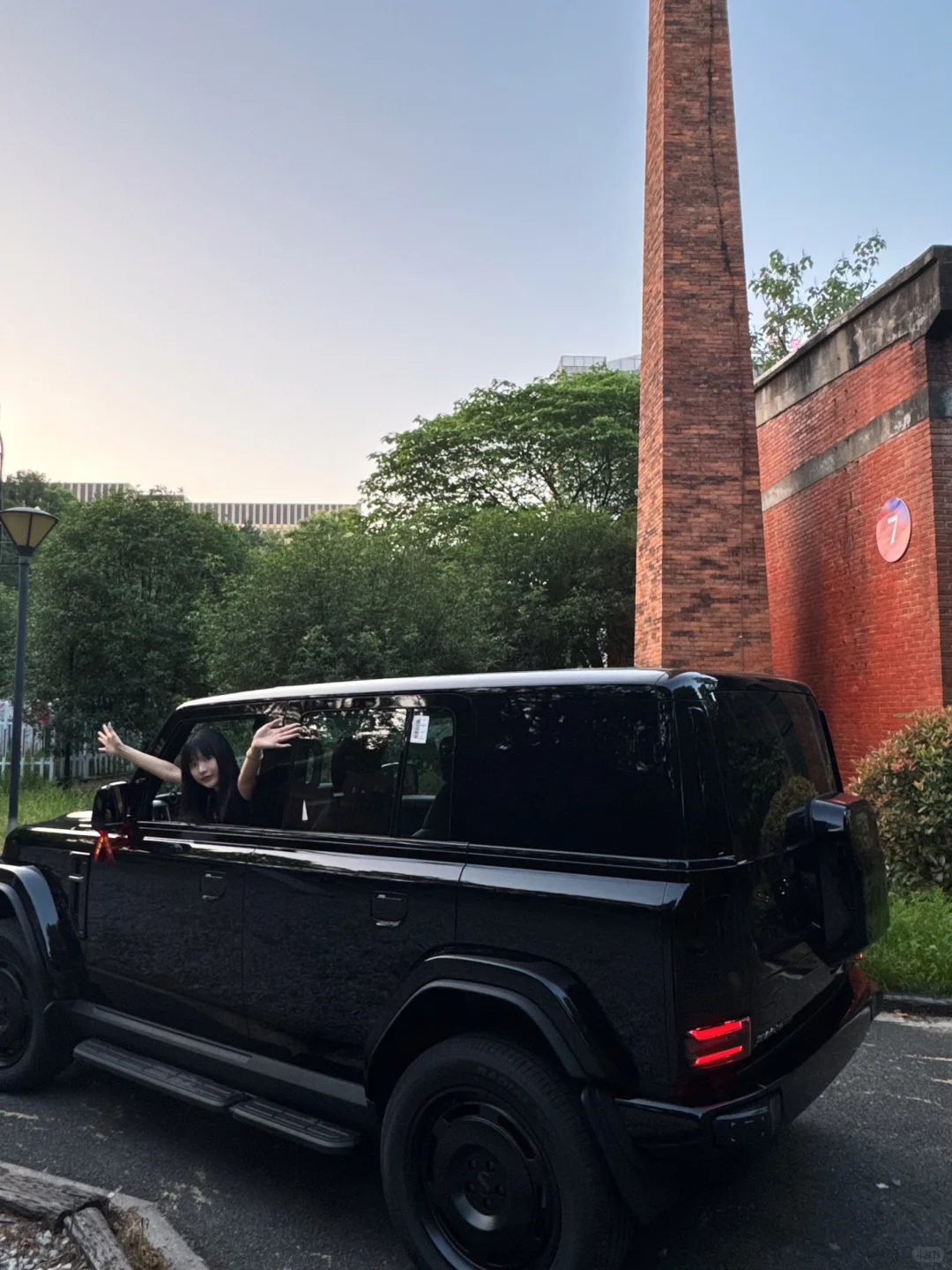 当一个长相甜美的女生提了一辆很酷的车