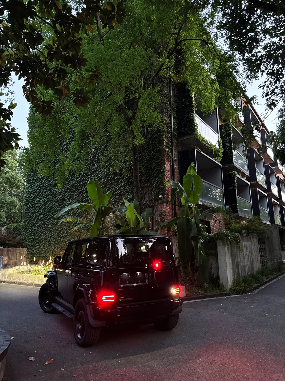 当一个长相甜美的女生提了一辆很酷的车