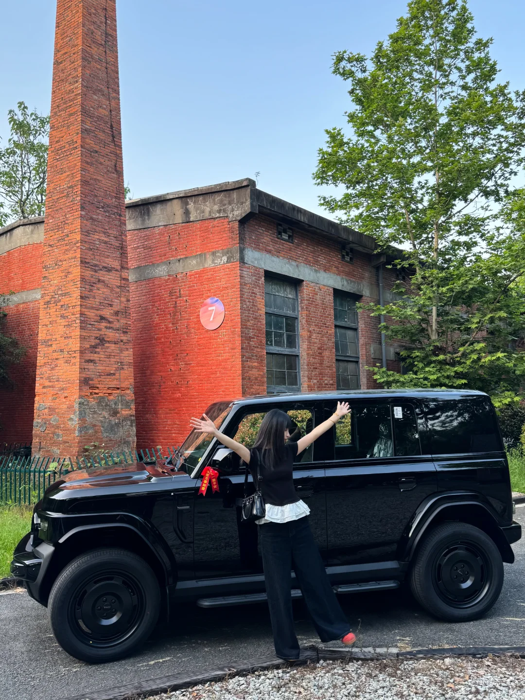 当一个长相甜美的女生提了一辆很酷的车