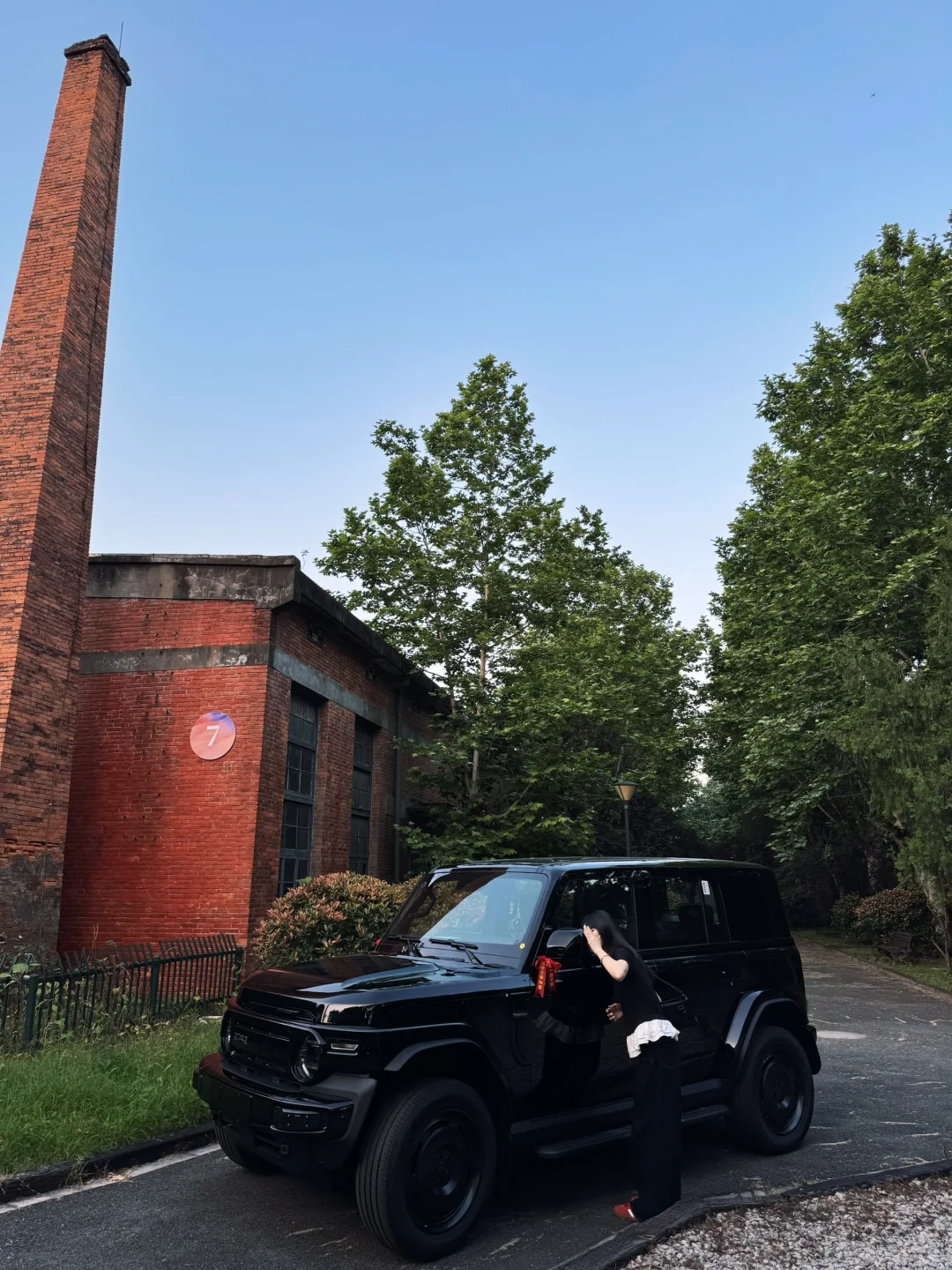 当一个长相甜美的女生提了一辆很酷的车