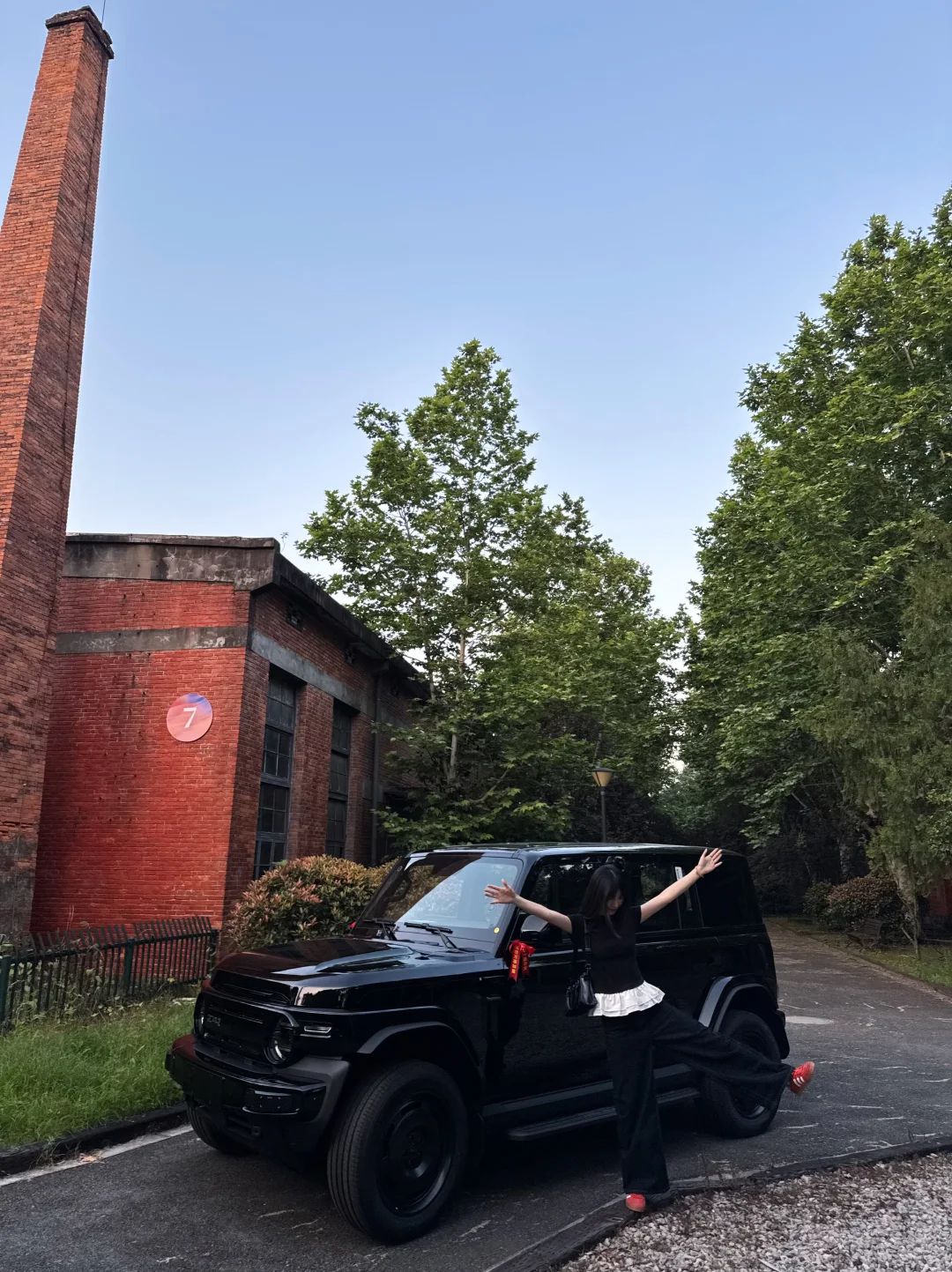 当一个长相甜美的女生提了一辆很酷的车