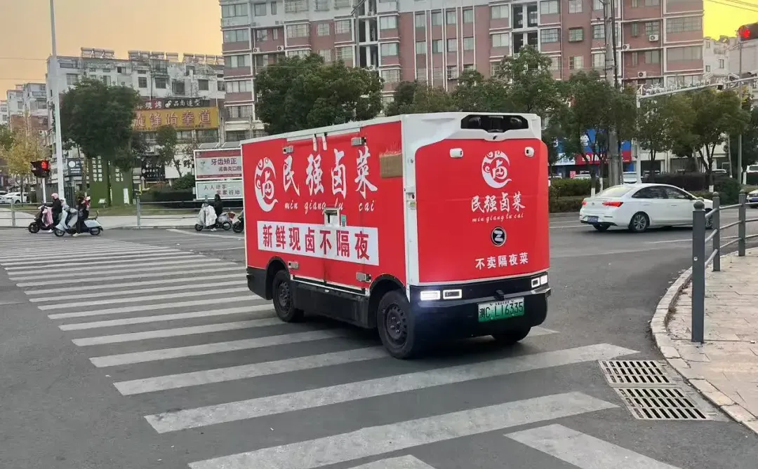 马路上无人车很多呀