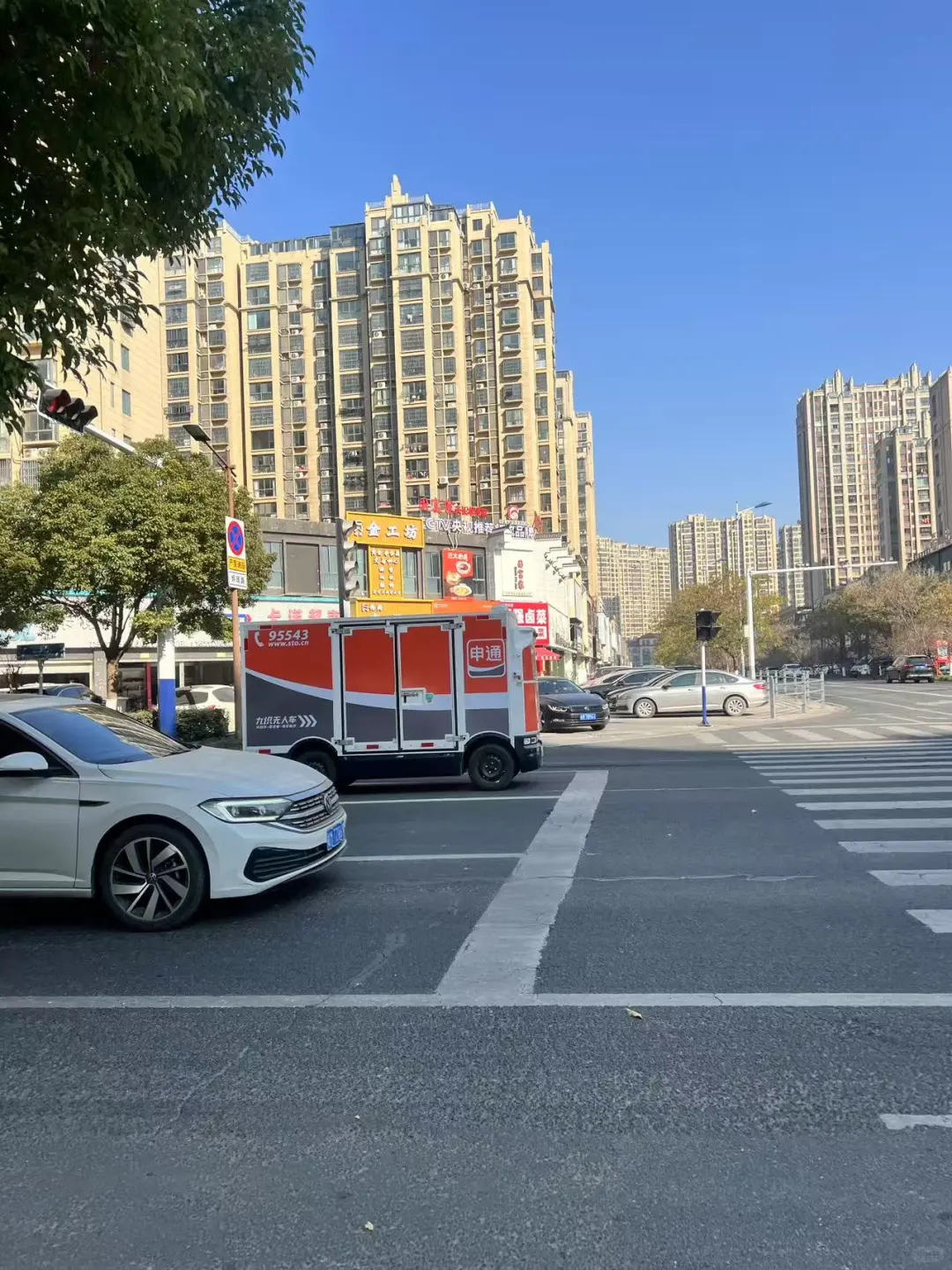 马路上无人车很多呀