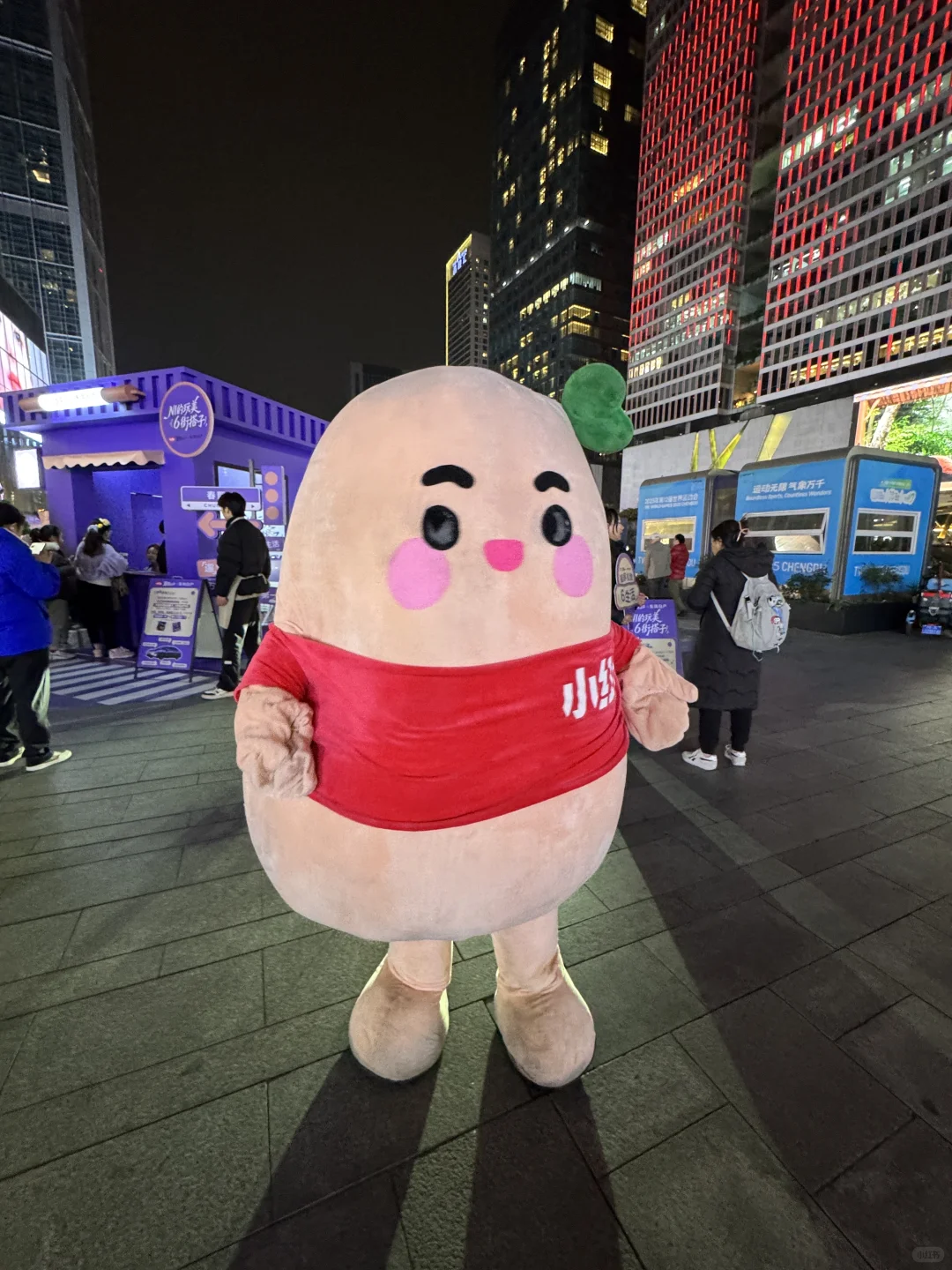 春熙路偶遇日产N6，10万级插混轿车舒服到不