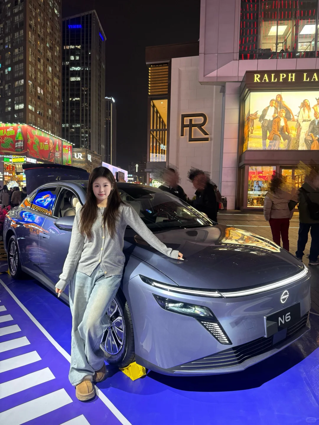 春熙路偶遇日产N6，10万级插混轿车舒服到不