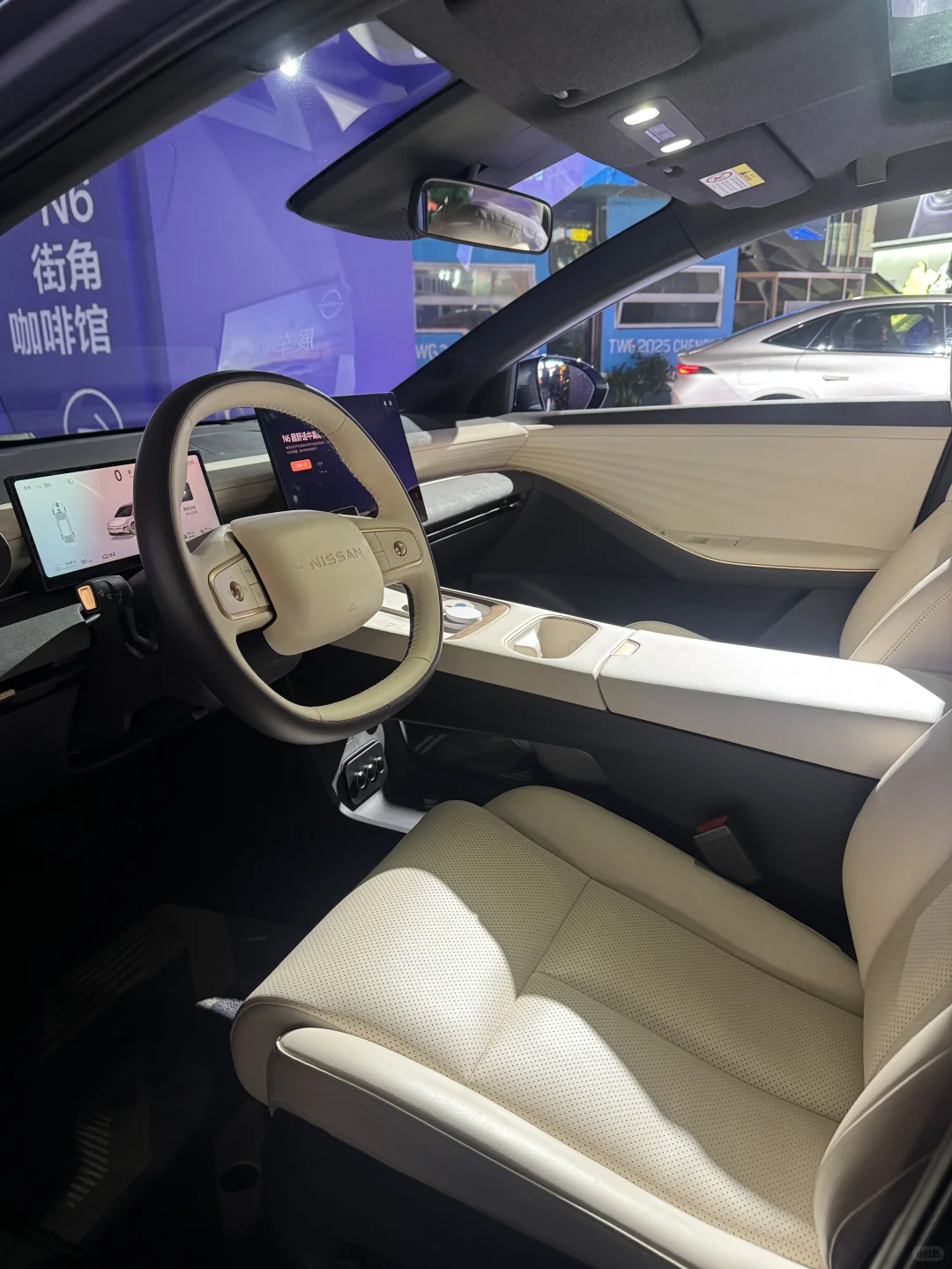 春熙路偶遇日产N6，10万级插混轿车舒服到不