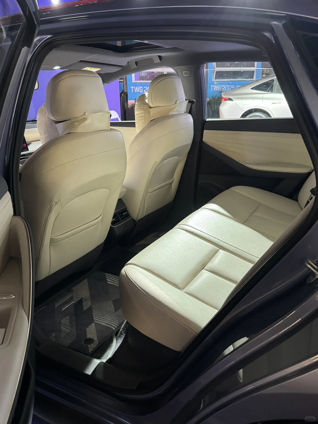 春熙路偶遇日产N6，10万级插混轿车舒服到不