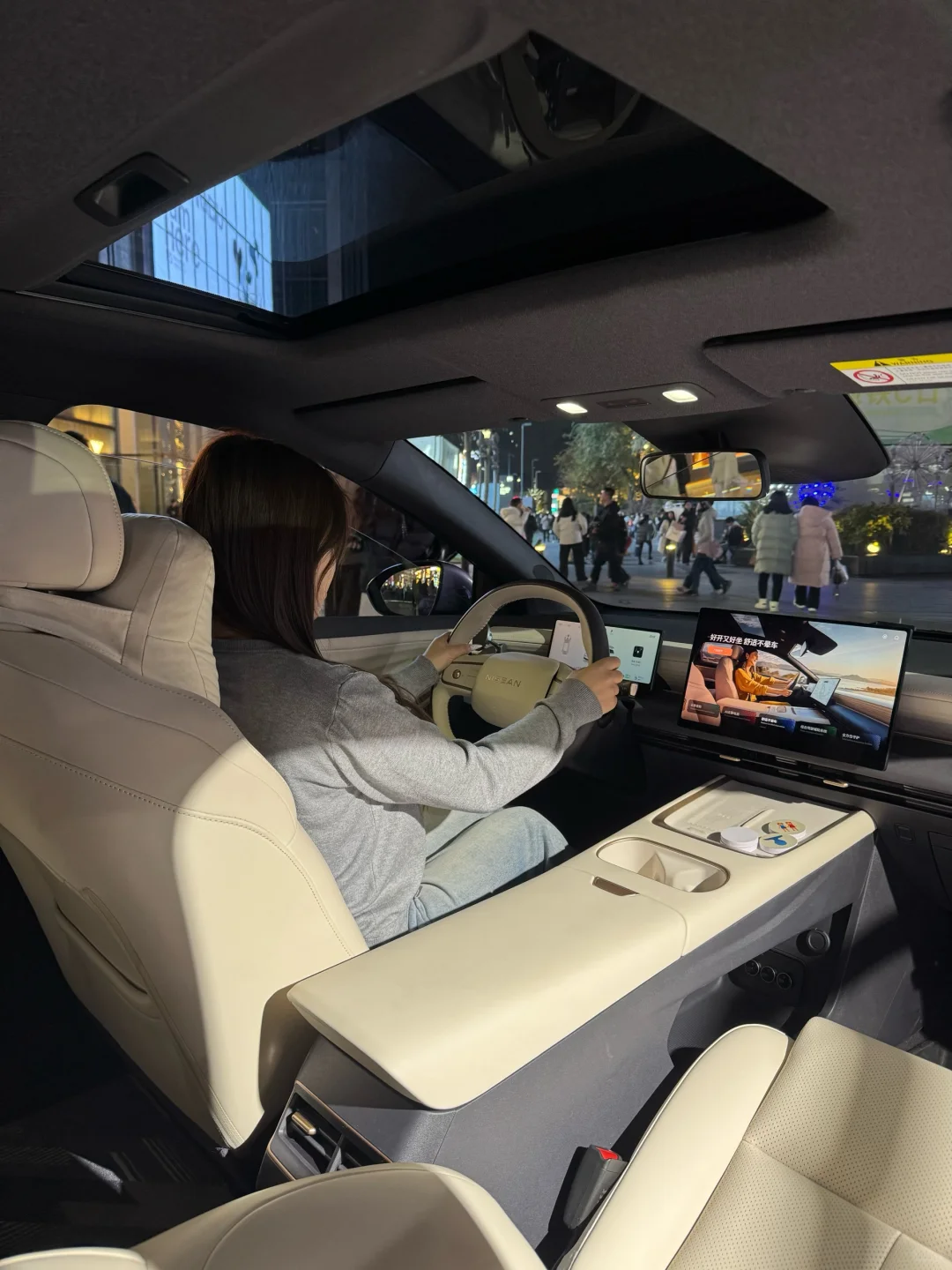 春熙路偶遇日产N6，10万级插混轿车舒服到不