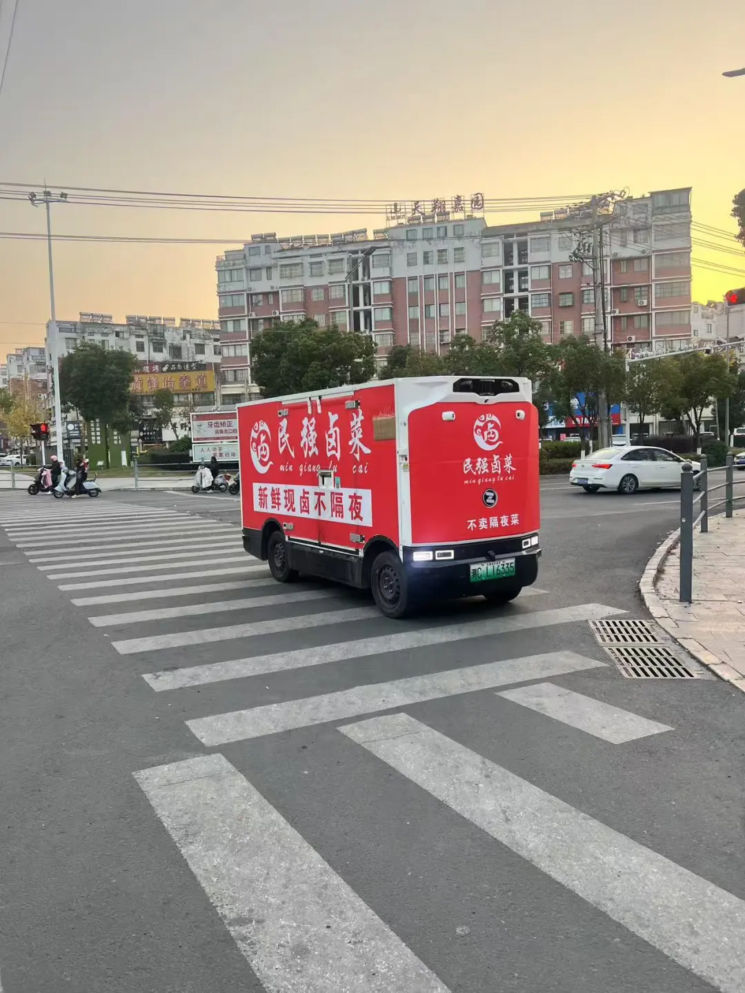 马路上无人车很多呀