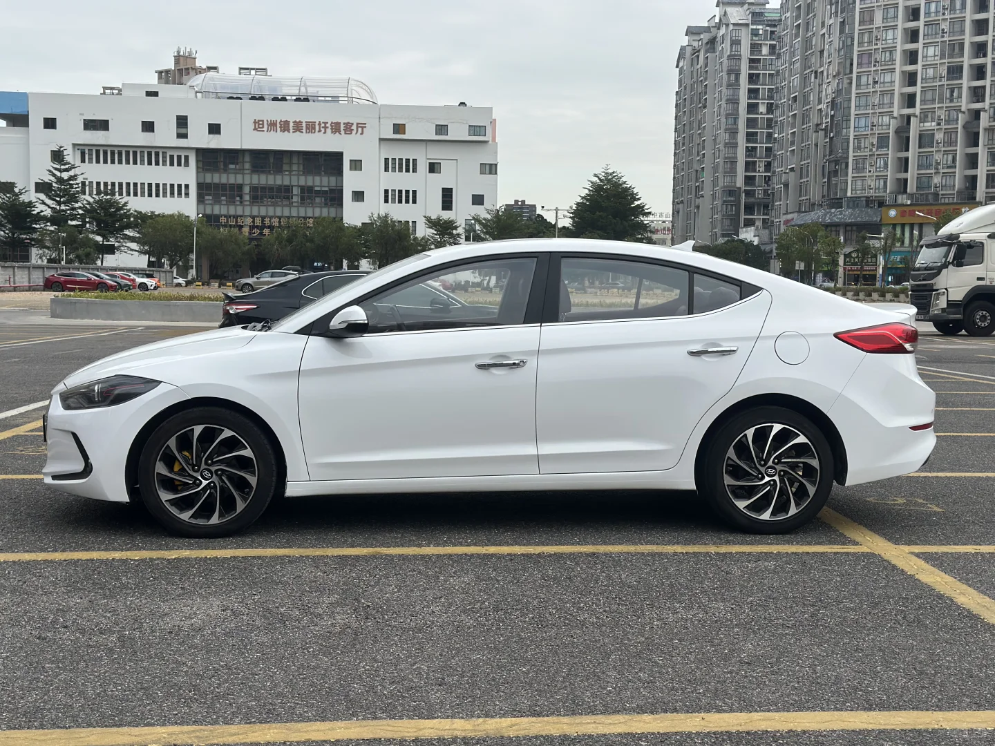 年轻时尚的小轿车—现代领动