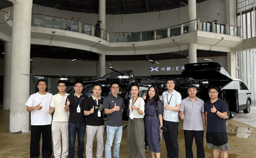 是谁已经乘上「飞行汽车」了