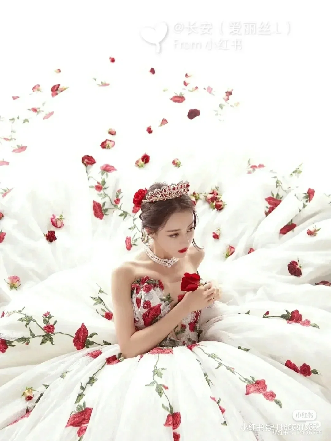 迪迪丽热巴穿裙子的照片。