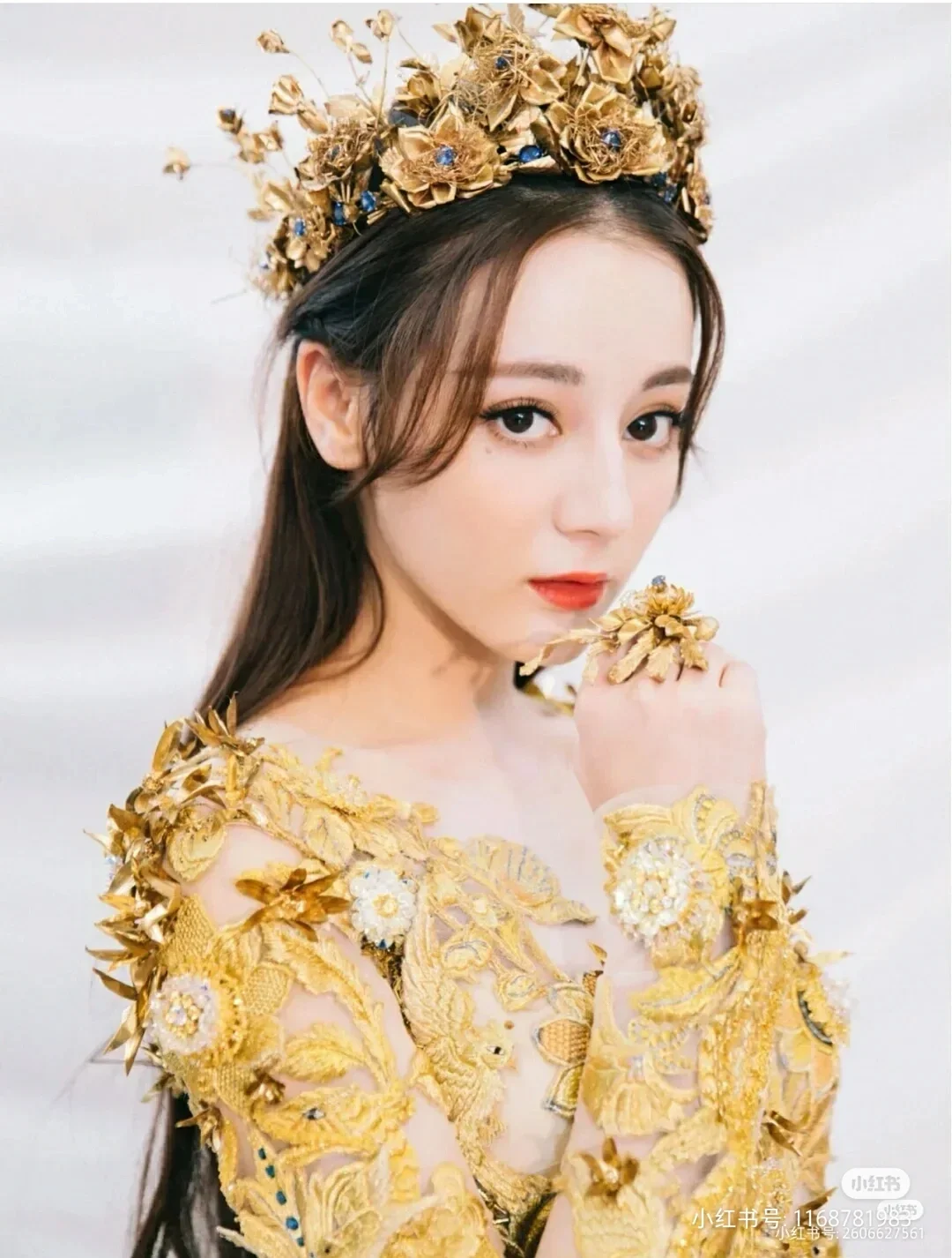 迪迪丽热巴穿裙子的照片。